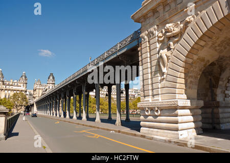 Pont de Bir-Hakeim in Paris, Frankreich Stockfoto