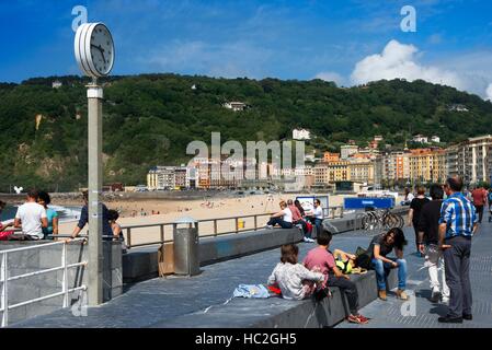 Ein Blick auf die schöne, aber überfüllt, Playa De La Concha (Strand Zurriola) in San Sebastian (Donostia), Spanien. Eine der Stationen der Transcantabrico Stockfoto