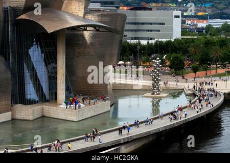 Guggenheim Museum, Bilbao, Baskenland, Baskisches Land, Spanien. Eine der Stationen der Transcantabrico Gran Lujo Luxus zu trainieren. Stockfoto