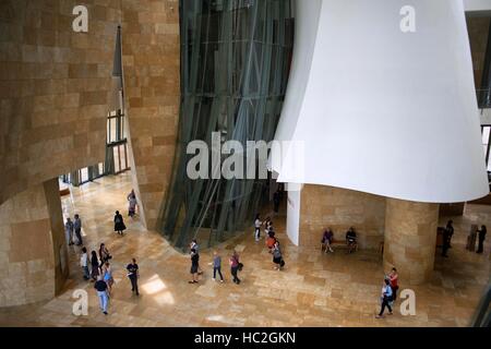 Innen Guggenheim Museum, Bilbao, Baskenland, Baskisches Land, Spanien. Eine der Stationen der Transcantabrico Gran Lujo Luxus zu trainieren. Stockfoto