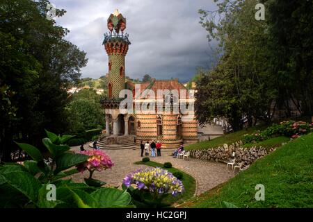 Capricho de Gaudi, 1885, vom Architekten Antonio Gaudi, im Dorf von Comillas, Provinz Kantabrien, Spanien. Eine der Stationen der Transcantabrico Gran L Stockfoto