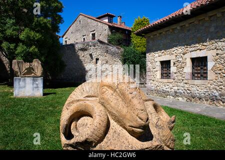 Jesus Otero Skulpturen und Museum in Santillana Del Mar, mittelalterlichen Dorf in Kantabrien, Spanien. Eine der Stationen der Transcantabrico Gran Lujo Kos Stockfoto