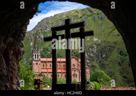 Blick auf Heiligtum von Covadonga in Cangas de Onis, Picos de Europa, Asturien, Spanien. Eine der Stationen der Transcantabrico Gran Lujo Luxus zu trainieren. Stockfoto