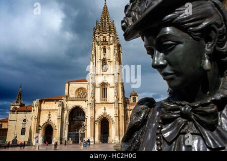 Kathedrale von Oviedo und die Skulptur namens La Regenta, Asturien, Spanien. Eine der Stationen der Transcantabrico Gran Lujo Luxus zu trainieren. Stockfoto