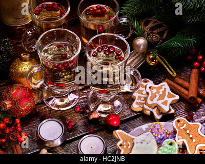 Weihnachten Stillleben mit vier Gläser, heißen Tee. Stockfoto