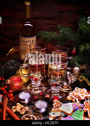 Vier Gläser Punsch und eine Flasche Wein. Stockfoto