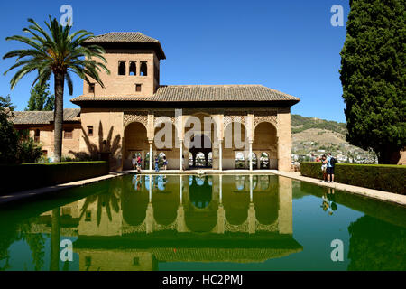 Die Damen Turm Torre de Las Damas Garden of the Partal Alhambra Paläste und Gärten Granada Spanien UNESCO RM Floral Stockfoto