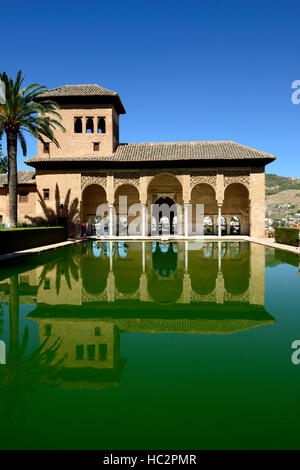 Die Damen Turm Torre de Las Damas Garden of the Partal Alhambra Paläste und Gärten Granada Spanien UNESCO RM Floral Stockfoto