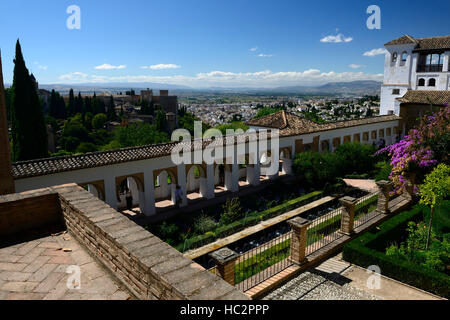 Terrassen Übersicht Generalife Gärten Alhambra Palast zum UNESCO-Weltkulturerbe RM floral Stockfoto