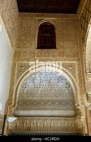 gewölbten Bogen Torbogen verzierte Wand Detail Nasriden Palast Alhambra Gärten Generalife zum UNESCO-Weltkulturerbe RM Floral Stockfoto