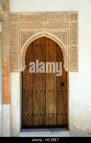 gewölbten Bogen Torbogen Tür verzierte Wand Detail Nasriden Palast Alhambra Gärten Generalife zum UNESCO-Weltkulturerbe RM Floral Stockfoto