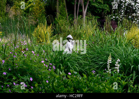 grüne Blätter Blattwerk Gartengestaltung Mitte zentriert um die Statue viktorianischen Victorianesque verfügen über Gartenarbeit RM Floral Stockfoto