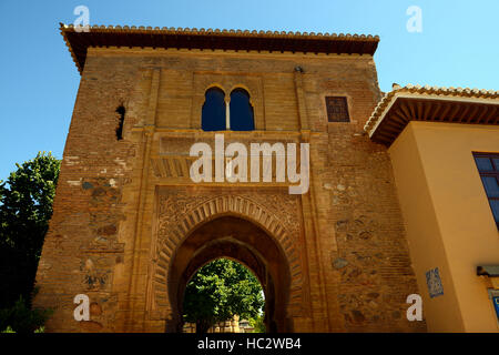 Wein Tor Puerta del Vino Carlos V Palast Alhambra Palace Gardens Alcazaba Bogen gewölbt Gateway Granada Andalusien Spanien RM Floral Stockfoto