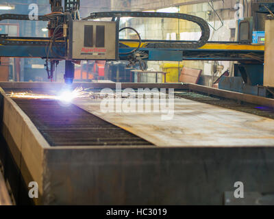 CNC-Gas oder Plasma Schneiden Blech Stockfoto
