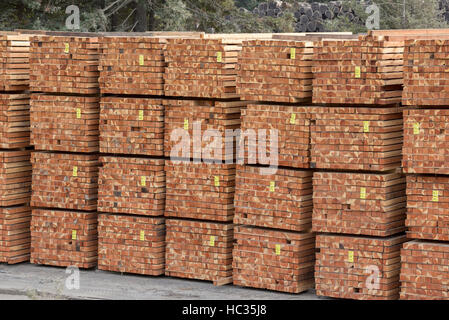 Stapel von Holz bei der Humboldt Redwood Firma Mühle in Scotia, Kalifornien. Stockfoto