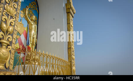 Eine von vier Buddhas im Frieden Pagode in Pokhara, Nepal Stockfoto