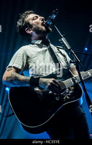 Frank Turner die live mit The Sleeping Souls auf der "Get Better" Tour in The Olympia, Dublin, 16. November 2016. Stockfoto