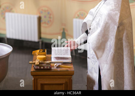 Altar Nahaufnahme. Innenraum der orthodoxen Kirche In Ostern. Baby-Taufe. Zeremonie in Christ. Baden die in das Taufbecken Stockfoto
