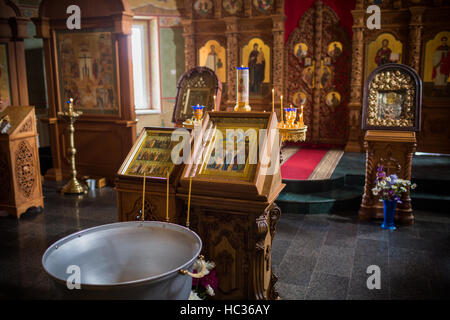Altar Nahaufnahme. Innenraum der orthodoxen Kirche In Ostern. Baby-Taufe. Zeremonie in Christ. Baden die in das Taufbecken Stockfoto