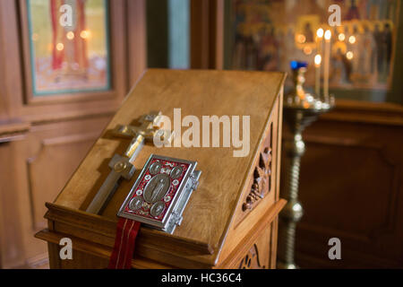 Altar Nahaufnahme. Innenraum der orthodoxen Kirche In Ostern. Baby-Taufe. Zeremonie in Christ. Baden die in das Taufbecken Stockfoto