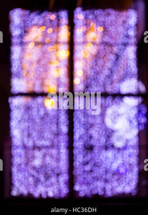 Weihnachtsbeleuchtung, großes Fenster beleuchtet. abstrakte verschwommene Urlaub Hintergrund. Stockfoto