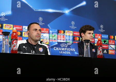 Turin, Italien. 6. Dezember 2016. Juventus Stadium, Turin, Turin, Italien - 11.01.2016: Dinamo Zagreb "Cheftrainer Ivaylo Petev (L) und Mittelfeldspieler Mario Situm an einer Pressekonferenz im Juventus Stadium in Turin, Italien, 6. Dezember 2016. Juventus FC Gesichter GNK Dinamo Zagreb in einem UEFA-Champions-League-Gruppe H-Fußballspiel am 07 Dezember. © Massimiliano Ferraro/Pacific Press/Alamy Live-Nachrichten Stockfoto