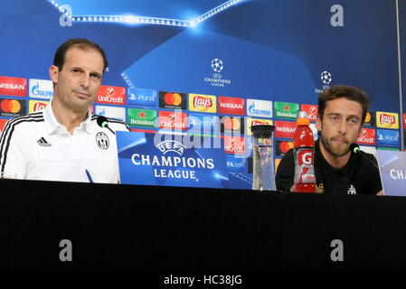 Turin, Italien. 6. Dezember 2016. Juventus Stadium, Turin, Turin, Italien - 01/11/2016:Juventus Trainer Massimiliano Allegri (L) und Mittelfeldspieler Claudio Marchisio an eine Pressekonferenz im Juventus Stadium in Turin, Italien, 6. Dezember 2016 teilnehmen. Juventus FC Gesichter GNK Dinamo Zagreb in einem UEFA-Champions-League-Gruppe H-Fußballspiel am 07 Dezember. © Massimiliano Ferraro/Pacific Press/Alamy Live-Nachrichten Stockfoto