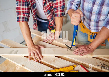 Tischler Holz Nägel entfernen Stockfoto