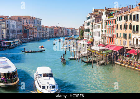 Venedig, Italien - 12. Oktober 2016: Verkehr am Canal Grande in Venedig Stadt. Der Canal Grande bildet eines der wichtigsten Wasser-Verkehrsachsen in der Stadt. Stockfoto