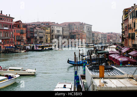 Venedig, Italien - 14. Oktober 2016: Verkehr am Canal Grande in Venedig Stadt in regnerischen Herbsttag. Der Canal Grande bildet eines der wichtigsten Wasserverkehr corr Stockfoto