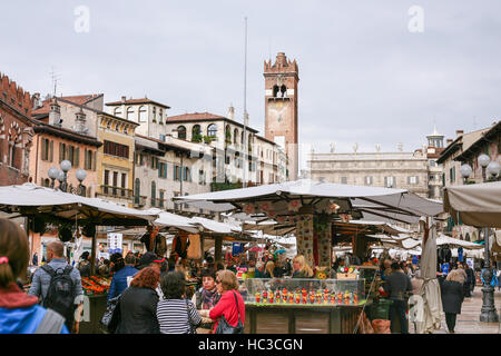 VERONA, Italien - 10. Oktober 2016 - Verona Stadtmarkt auf der Piazza Delle Erbe Quadrat. Piazza Delle Erbe (Marktplatz) war einst die Stadt Forum durin Stockfoto