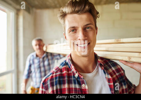 Ein weiterer Schuss von Zimmermann mit Holzbohlen Stockfoto