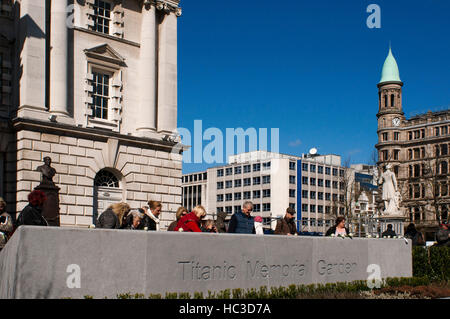 Titanic Memorial Garden, der Belfast City Hall im Zentrum der Stadt, Nordirland Vereinigtes Königreich UK. Ein Denkmal-Garten wurde in Belfast Comm vorgestellt Stockfoto