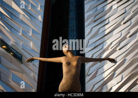 Rowan Gillespie Skulptur Titanica vor dem Titanic Museum in Belfast, Nordirland Vereinigtes Königreich UK.  A Skulptur berechtigt "Titancia" m Stockfoto