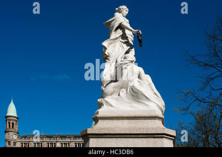 Titanic-Denkmal und das Beil Gebäude an der Kreuzung der Donegall Square North und Donegall Place in Belfast, Nordirland, Vereinigtes Königreich. Robi Stockfoto