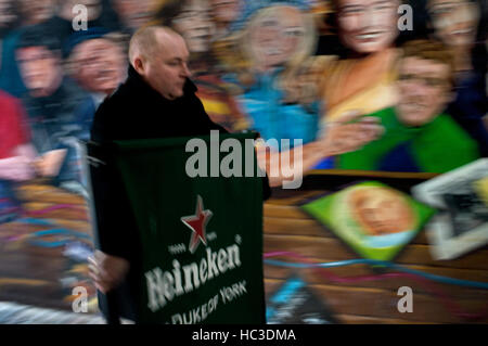 Der Herzog von York Kneipe im Viertel Kathedrale, Belfast, Nordirland, Vereinigtes Königreich.  Eine Gasse voller Pubs namens Handelsgericht, gelegen zwischen Hill St Stockfoto