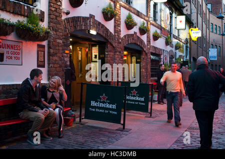 Der Herzog von York Kneipe im Viertel Kathedrale, Belfast, Nordirland, Vereinigtes Königreich. Die meisten historischen Pubs in Belfast. Keine Reise nach Belfast wäre komplette wi Stockfoto