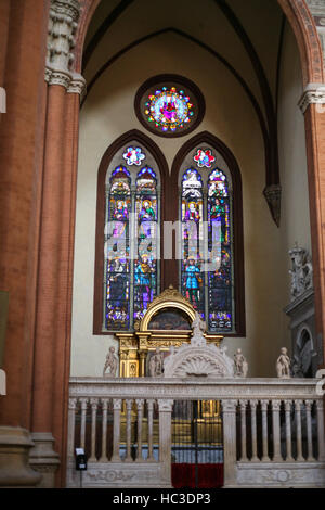 BOLOGNA, Italien - 16. Oktober 2016: Innenraum der Basilika San Petronio in Bologna Stadt. Die Basilika ist die wichtigste Kirche von Bologna, es ist das größte antike Stockfoto