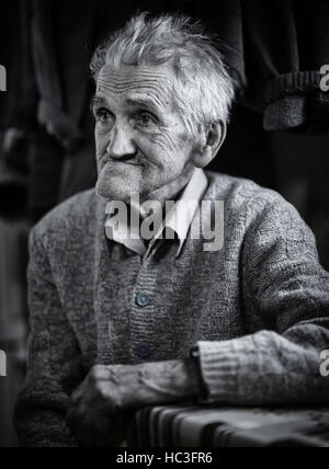 Nahaufnahme eines alten Mannes indoor, getönten Monochrom Stockfoto