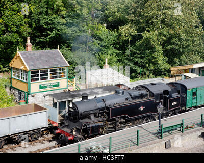 Neu erstellte Szene im Midsomer Norton South Railway Station als Ex-BR Standard Class 4 Tank wartet mit seinen Zug abfahren. Stockfoto