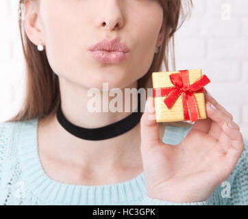 Gegenwart. Geschenk-Bos. Frau mit kleine Geschenkbox mit Schleife. Stockfoto