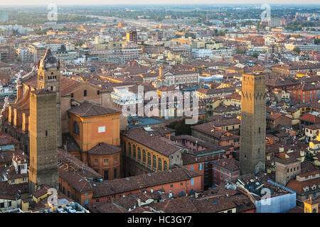 Reisen Sie nach Italien - oben Blick auf Basilika San Petronio und Türme in der Stadt Bologna von Torre Asinelli (Asinelli Turm) bei Sonnenuntergang Stockfoto