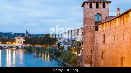 Reisen Sie nach Italien - Stadtmauern und Ufer der Etsch in Verona Abend Stockfoto