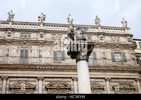 Reisen Sie nach Italien - Marmorsäule, gekrönt von einem geflügelten Löwen, das Symbol von Venedig, vor Palazzo Maffei auf Piazza Delle Erbe (Marktplatz) in Ve Stockfoto