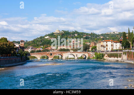 Reisen nach Italien - Blick auf Ponte Pietra Roman Bogenbrücke (Steinbrücke, Pons Marmoreus) überquert die Etsch in Verona, Stockfoto