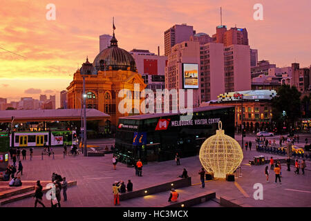 Flinders Street Station im Zentrum von Melbourne, Victoria, Australien, die neben Fedration Platz ist Stockfoto