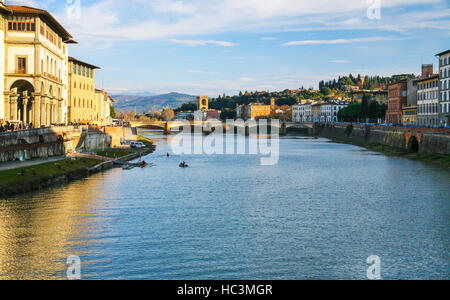 Reisen nach Italien - Blick auf den Fluss Arno und Brücke Ponte Alle Grazie in Florenz Zentrum Stockfoto