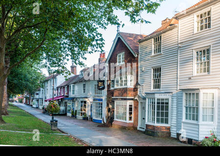 England, Tenterden. Reihe von Gebäude, Häuser und Geschäfte entlang der High Street. Brick House ist lagerträger Haus, andere sind weiß Holz- clapboarded Häuser. Stockfoto