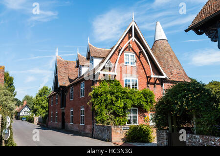 England, patrixbourne Dorf in Kent. Ländliche land Straße mit alten Ziegel Bauernhaus, mit oast - Haus hinter. Andere Haus entlang Lane. Tagsüber, Sonnenschein Stockfoto