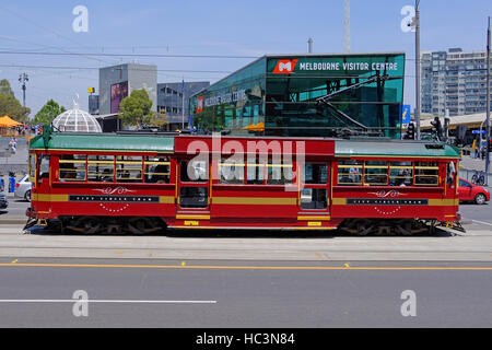 Von Melbourne, historische Straßenbahn, die läuft ein Rundweg um das Stadtzentrum verläuft das Visitor Center. Melbourne, Victoria, Australien Stockfoto